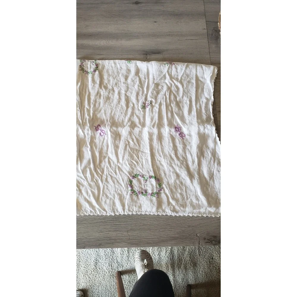 Vintage Hand Embroidered Floral Linen Tablecloth White Scalloped Lace Edge 34x37